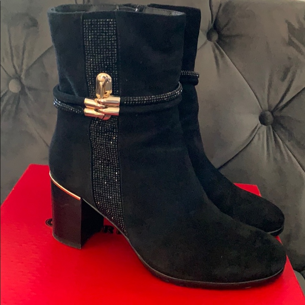 Women’s black suede boots